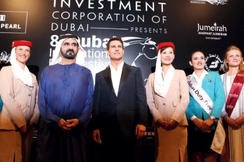"محمد بن راشد مع النجم توم كروز وعدد من مضيفات طيران الإمارات"