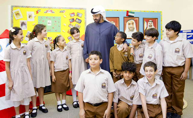 "محمد بن زايد يتوسط التلاميذ في لقطة تذكارية"