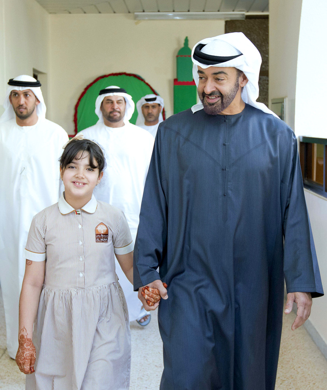 "وسموه يمسك بيد التلميذة"