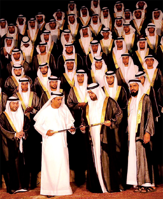 "وسموه يتسلم سيفاً من ادارة الحفل"