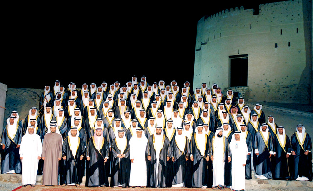 "محمد بن حمد الشرقي في لقطة تذكارية مع العرسان"
