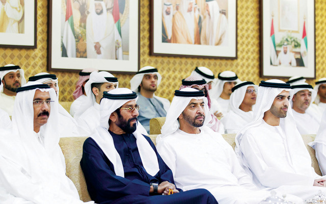 "محمد بن سعود وحمدان بن زايد ومحمد المر وطحنون بن محمد ونهيان وحمدان بن مبارك يستمعون إلى المحاضرة"