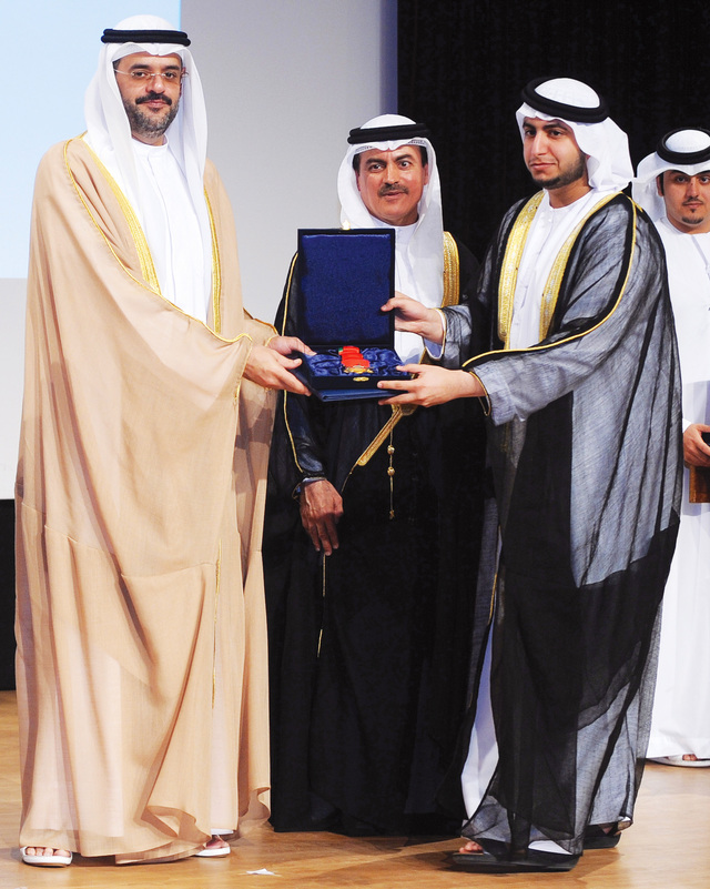 "راشد بن حمدان يتسلم جائزة مؤسسة آل مكتوم الخيرية"