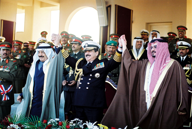 "حمد بن عيسى يتوسط ولي العهد ورئيس الوزراء"