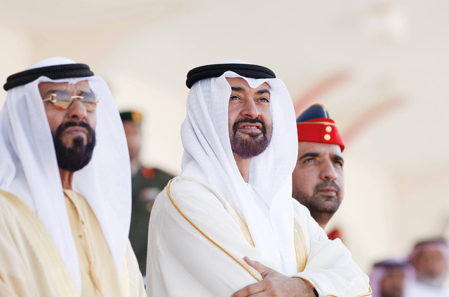 "محمد بن زايد وطحنون بن محمد يتابعان العروض الجوية"