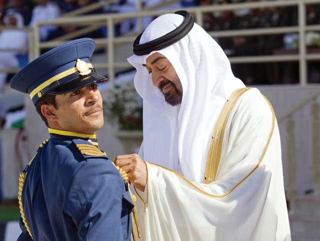 "محمد بن زايد يقلد أحد نسور الجو إشارة التخرج"