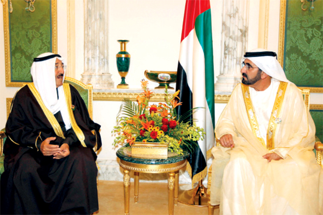 "محمد بن راشد يتبادل الحديث مع صباح الأحمد"