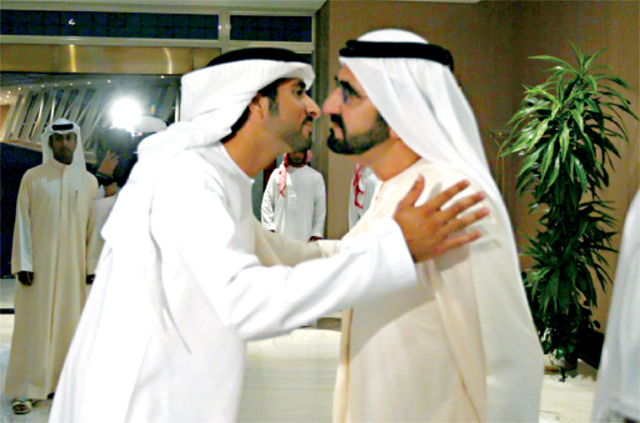 "محمد بن راشد يعانق حمدان بن محمد لدى وصوله البلاد"