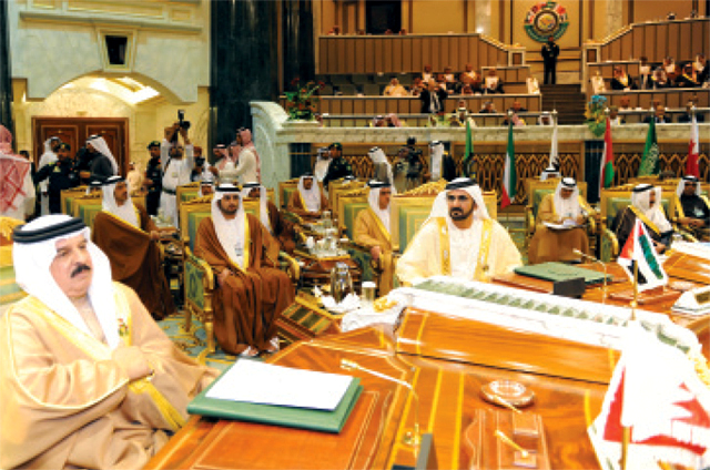 "محمد بن راشد ووفد الإمارات خلال الجلسة الختامية وفي الصورة ملك البحرين"