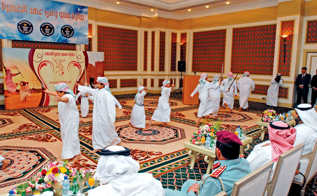 "الأشبال يؤدون رقصة شعبية"