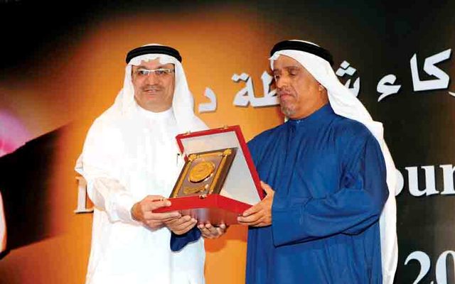 "ضاحي خلفان يكرم القطامي"