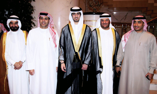 "العريس ووالده يتوسطان ظاعن شاهين وسامي الريامي"
