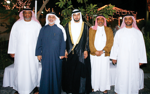 "العريس ووالده يتوسطان محمد الزرعوني وإخوانه"
