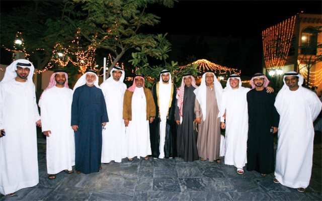 "العريس يتوسط عمر درويش وأحمد اسماعيل وعمر الظاهري ودرويش احمد وعبد الحميد احمد ومحمد عبدالله الزرعوني وأحد الاقارب ووالد العريس وأحد الضيوف ومحمد الزرعوني"