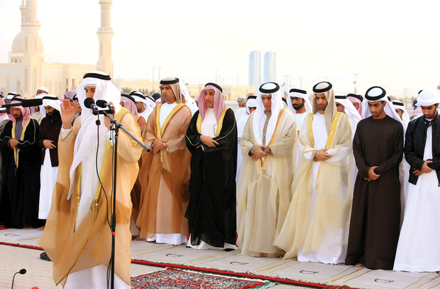 "سعود القاسمي ومحمد بن سعود والشيوخ يؤدون الصلاة مع جموع المواطنين والمقيمين"