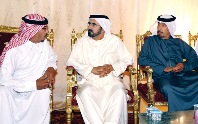 "محمد بن راشد خلال تقديمه العزاء لعائلة المري"