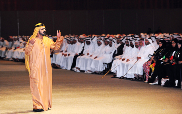 "محمد بن راشد أثناء حديثه إلى جمهور المحاضرة"