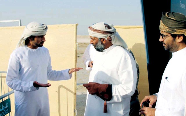 "حمدان بن محمد في حديث ودي مع احد المشاركين في البطولة"