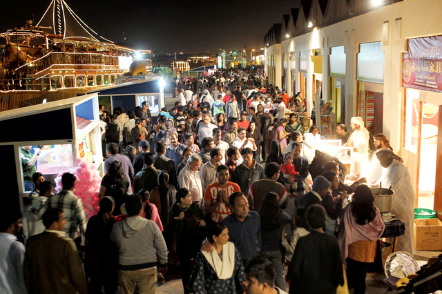 "حشود الزائرين في فعاليات المهرجان"
