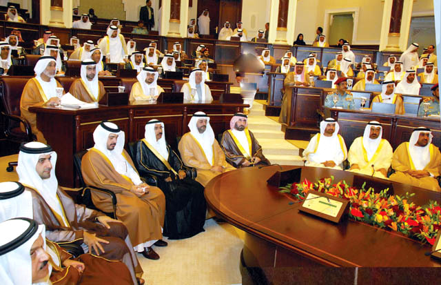"سلطان بن محمد وعبدالله بن سالم وعبدالله آل ثاني وعصام القاسمي وطالب بن صقر ومحمد المر وراشد بن فهد والشيوخ خلال الافتتاح"