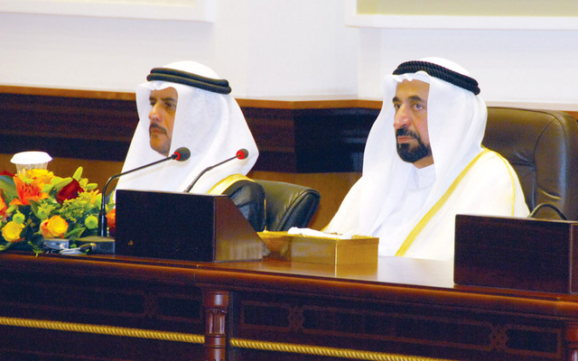 "سلطان القاسمي يفتتح أعمال الدورة الجديدة لاستشاري الشارقة وبجواره محمد بن هندي"