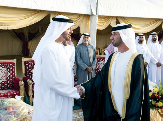 "محمد بن زايد يصافح العرسان"