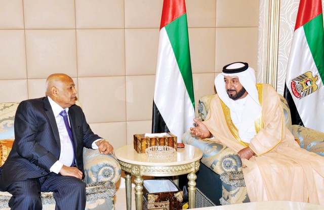 ".. ويرحب برئيس الوزراء اليمني بحضور منصور بن زايد وعبيد الطاير"
