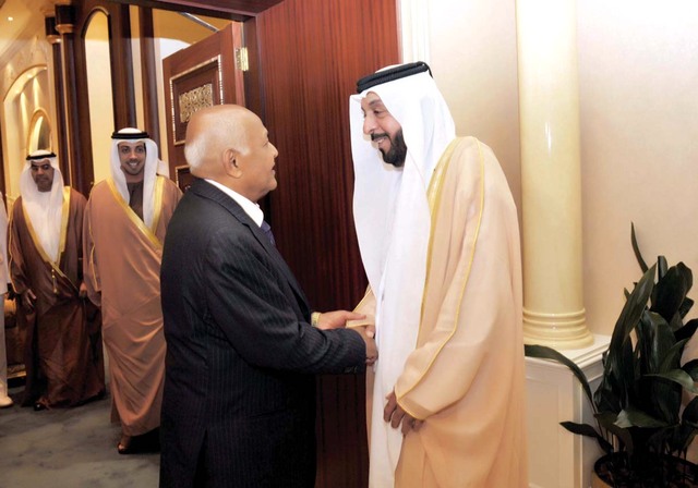 "رئيس الدولة لدى لقائه باسندوة بحضور منصور بن زايد وأبوبكر القربي"