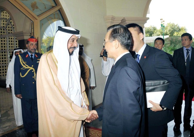 "خليفة خلال استقباله رئيس مجلس الدولة الصيني ون جيا باو"