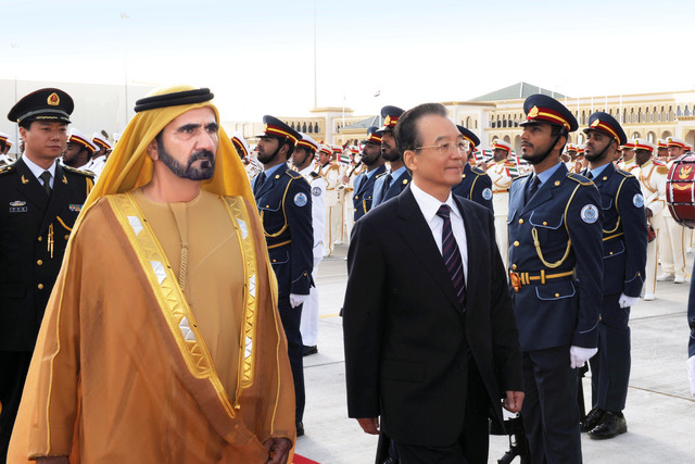 "وسموه والضيف الصيني يستعرضان حرس الشرف"