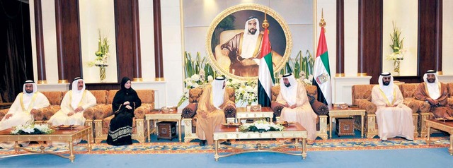 "خليفة خلال استقباله محمد المر بحضور طحنون وسرور بن محمد وعدد من أعضاء المجلس الوطني الاتحادي"