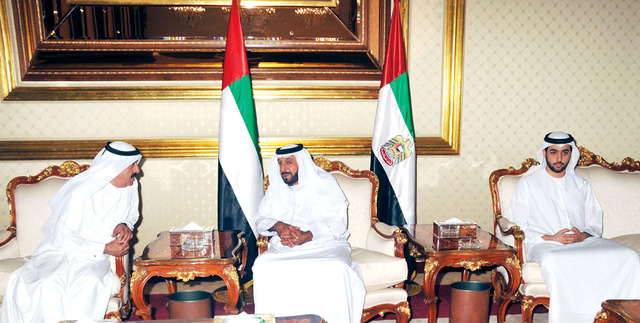 "خليفة خلال استقباله سعود المعلا"