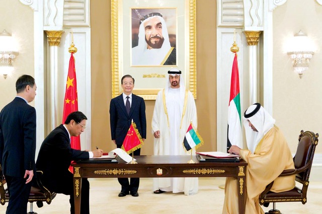 "ولي عهد أبوظبي ورئيس مجلس الدولة الصيني يشهدان توقيع الاتفاقية"