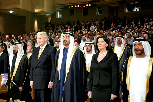 "محمد بن زايد خلال الحفل بحضور طحنون وسرور بن محمد"