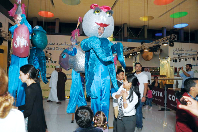 "الزوار يستمتعون بالعروض الفنية"
