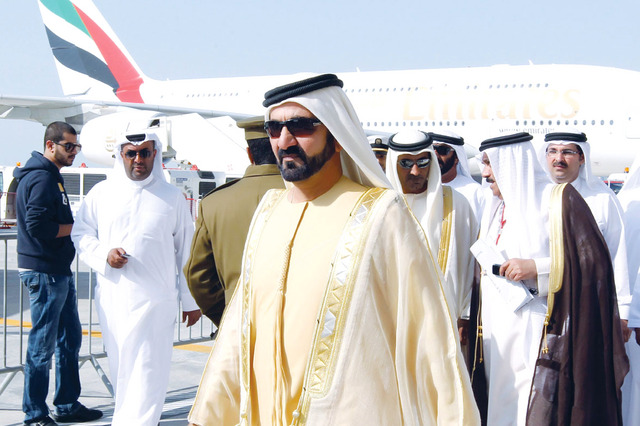 "محمد بن راشد يتابع العروض الجوية في مطار البحرين"