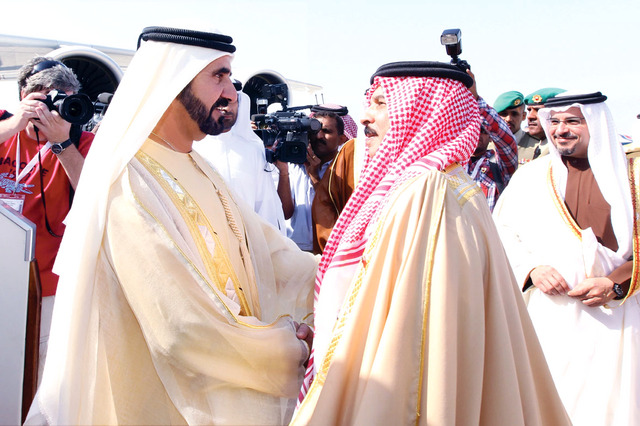 "محمد بن راشد لدى وصوله إلى مطار المنامة وفي استقباله حمد بن عيسى"