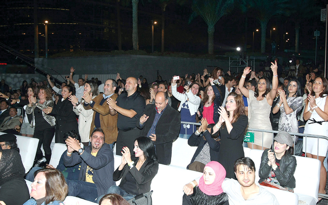 "تصفيق حاد وتفاعل لافتان مع الأغنيات"