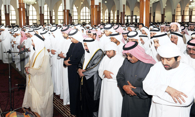 "حاكما الشارقة ورأس الخيمة والشيوخ وجموع المعزين أثناء أداء صلاة الجنازة في مسجد الملك فيصل بالشارقة"
