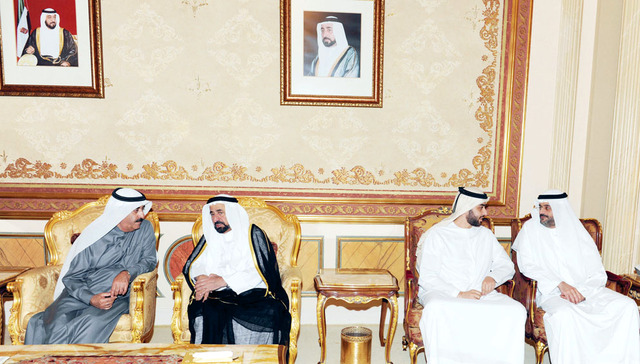 "حاكم الشارقة يتلقى العزاء من سعود بن راشد المعلا وراشد بن سعود بحضور سلطان بن محمد بن سلطان القاسمي"