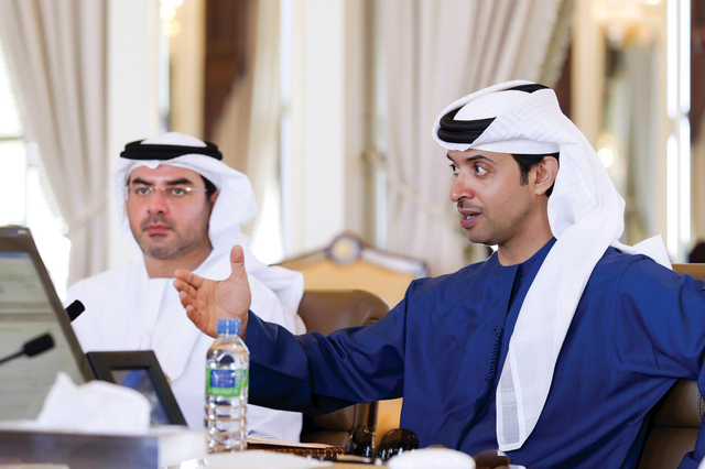 "هزاع بن زايد يتحدث في الاجتماع بحضور محمد بن خليفة"