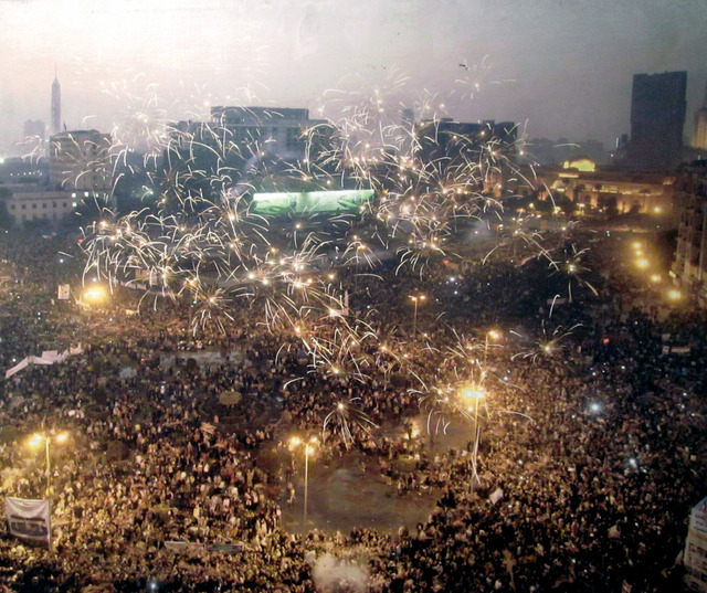 "المصريون يحتفلون بسقوط مبارك في ميدان التحرير"