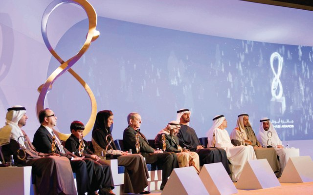 محمد بن زايد: نكرم في الشخصيات القيم الأصيلة والمبادئ السامية التي عرف بها مجتمع الإمارات