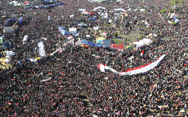 "مئات آلاف المصريين يحيون الذكرى الأولى لثورتهم في ميدان التحرير (رويترز)"