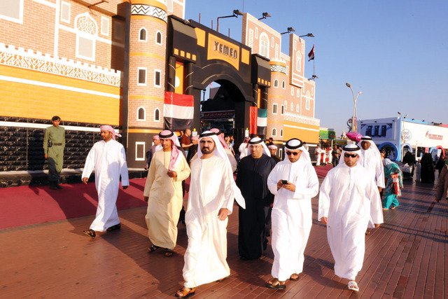 "محمد بن راشد خلال جولته في اجنحة  القرية العالمية يرافقه عبد الرحمن العويس وسلطان السبوسي وعدد من المسؤولين"