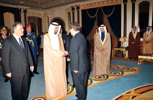 "خليفة يصافح أحمد أوغلو بحضور عبدالله غول"