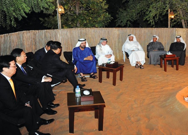 "محمد بن راشد يتبادل الحوار مع الوفد الصيني بحضور القرقاوي وأحمد الشيخ وخليفة سليمان"