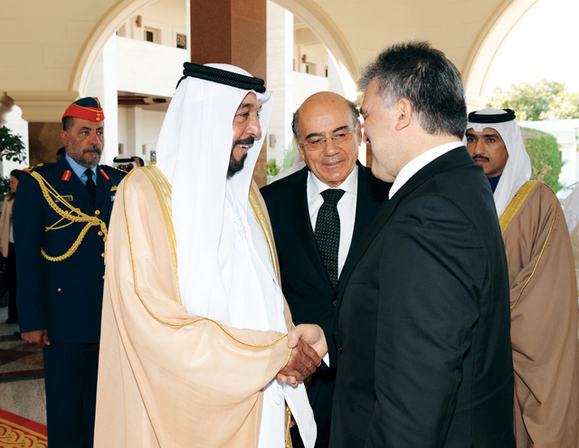 "غول يصافح محمد بن زايد"