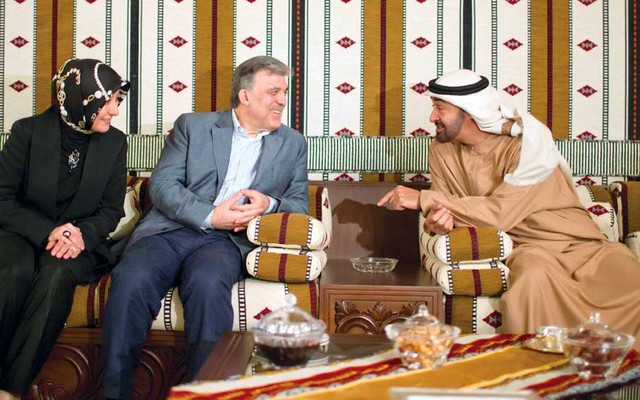 "محمد بن زايد يتبادل الحديث مع عبدالله غول بحضور عقيلته"