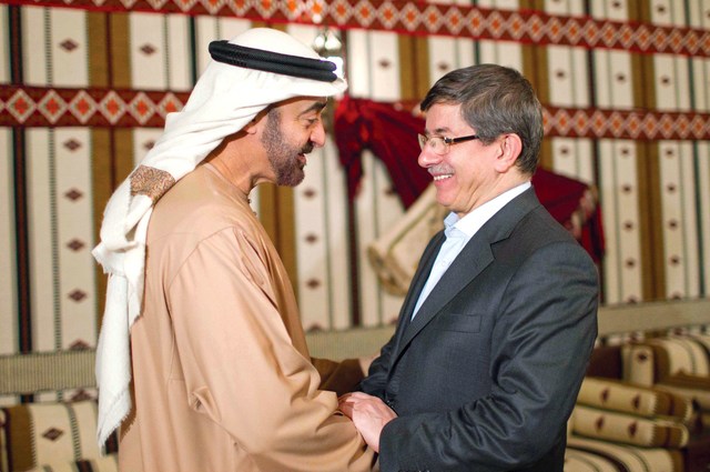 "..وسموه يصافح أحمد أوغلو"